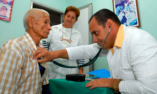 Educadores de la salud forman médicos en Venezuela