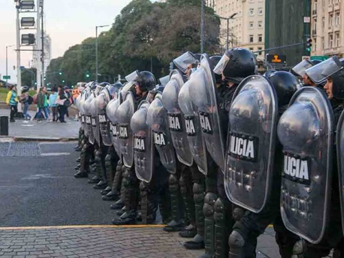 Condenan envío de efectivos armados a asambleas en Argentina