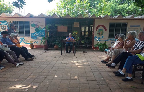 Realizan espacio de tertulia Té de yerba buena y limón +(Fotos y video)