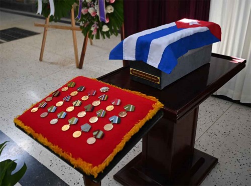 Raúl Castro y Díaz-Canel asisten a honras fúnebres destacado militar
