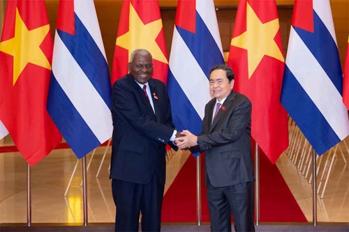 Solemne bienvenida en Vietnam al Presidente del Parlamento de Cuba
