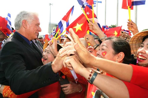 Presidente cubano agradece a Vietnam por su hospitalidad