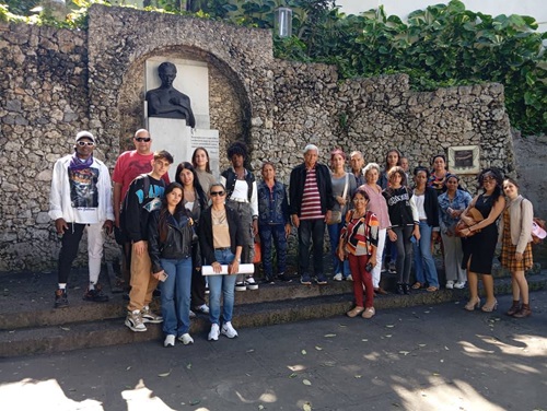 Abrazo entre generaciones, provincias y martianos