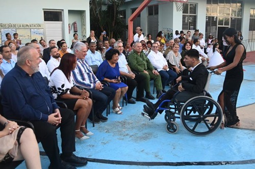 Díaz-Canel asiste a celebración en escuela Solidaridad con Panamá