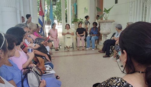 Intercambian mujeres destacadas con secretariado de la FMC